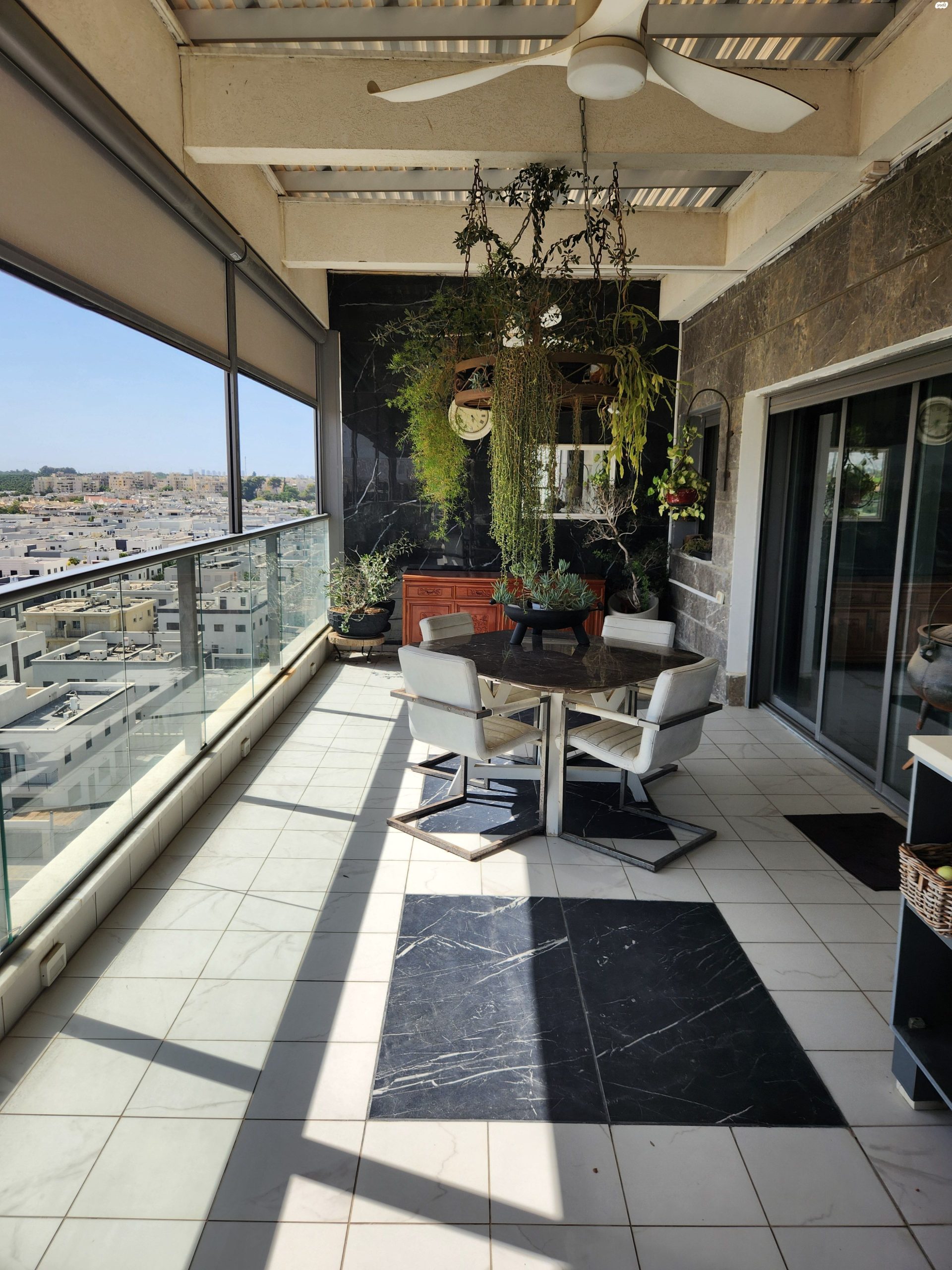 למכירה דירת פנטהאוז ייחודית ומיוחדת בשרונה שבכפר יונה